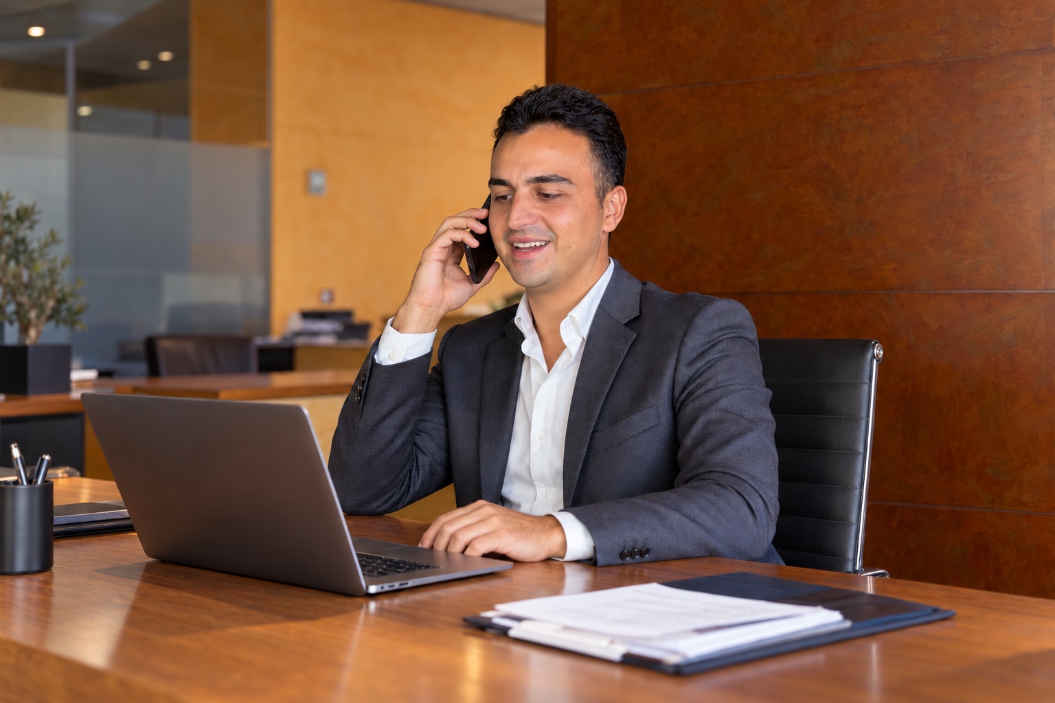 Aleix atendiendo una consulta por teléfono