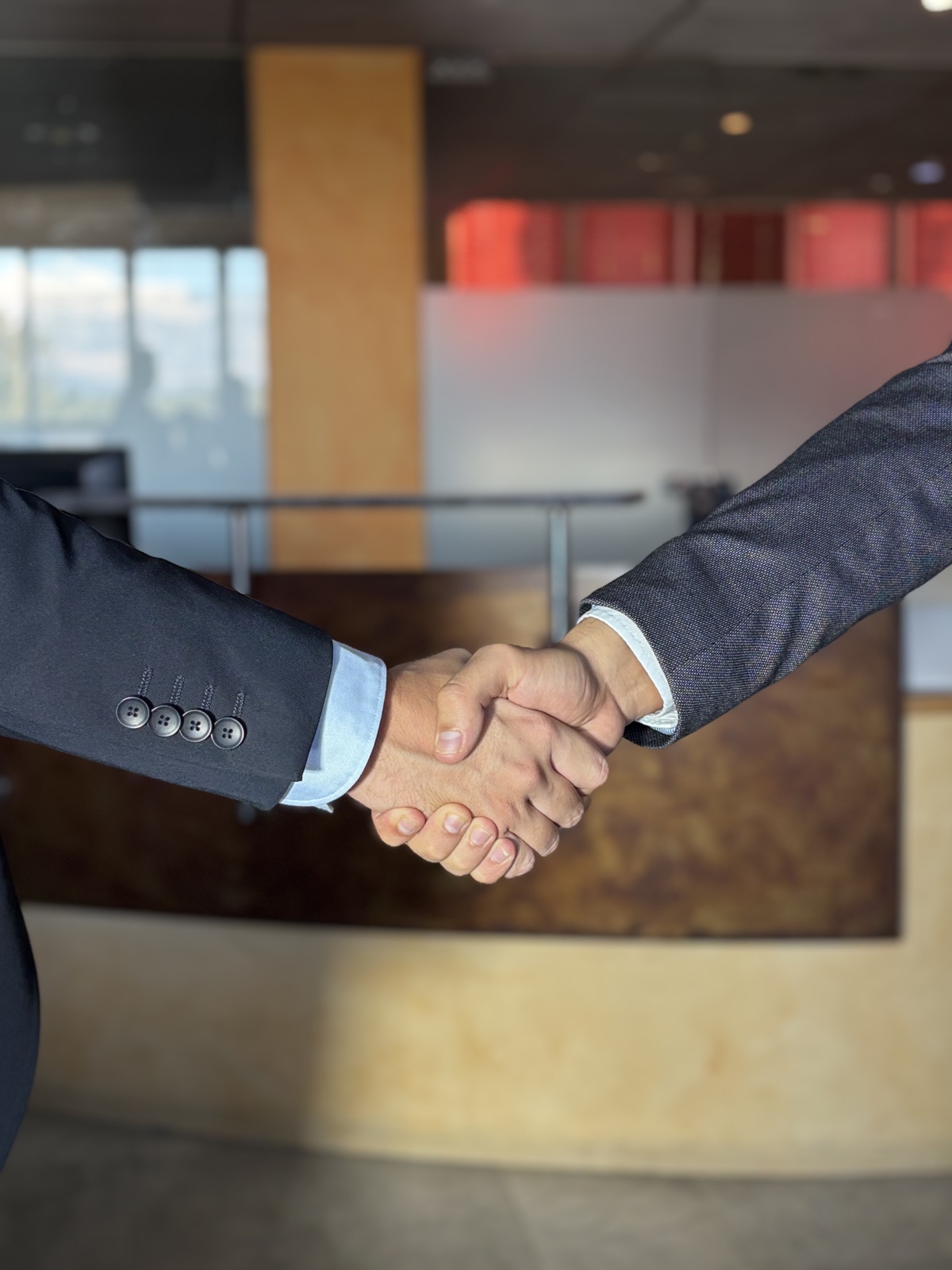 Acuerdo profesional entre miembros del equipo