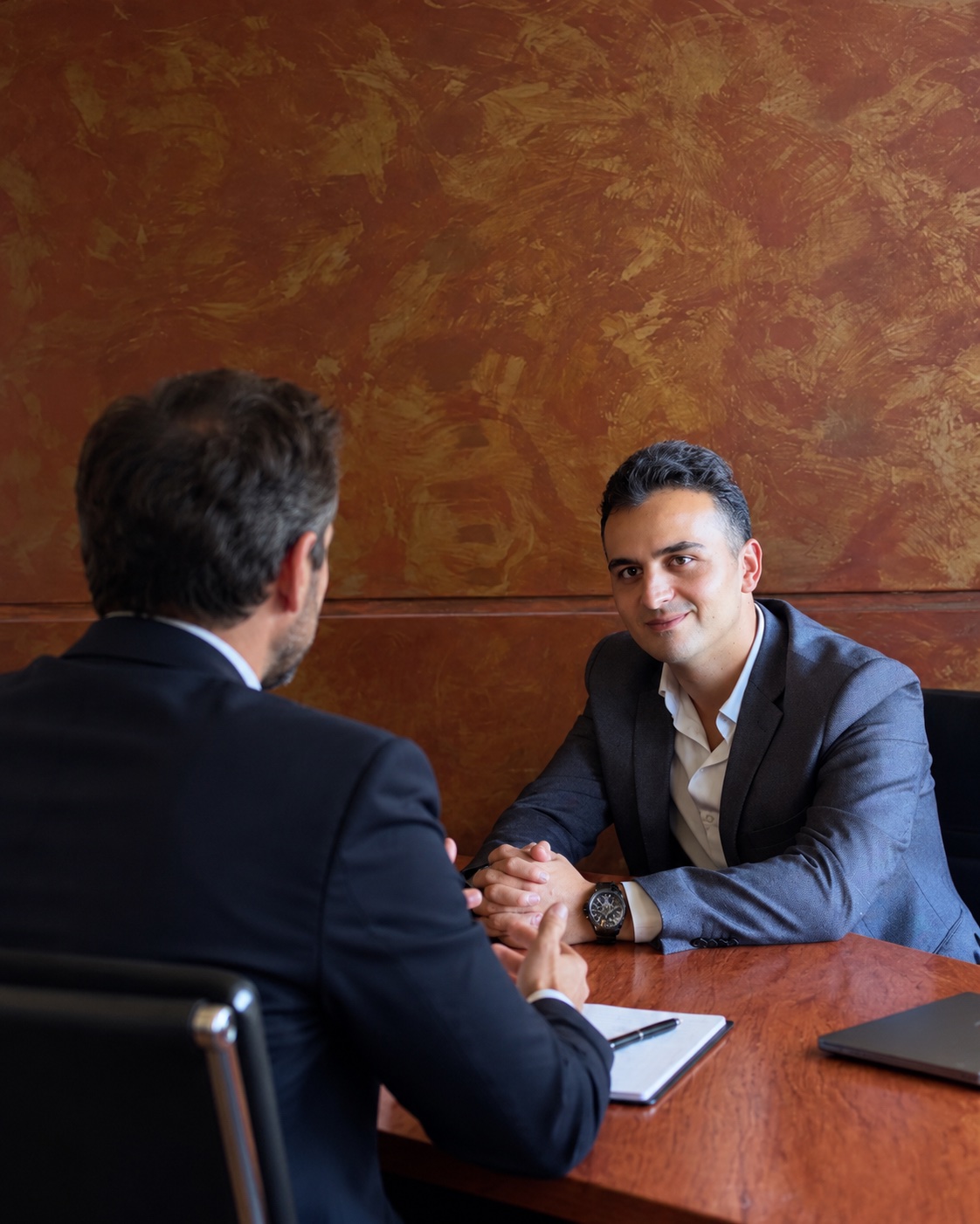 Aleix atendiendo una consulta en el despacho
